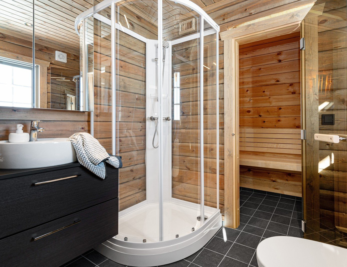 På badet er det herlig med varmekabler i gulvet, og en vifte som fjerner fukt er lurt