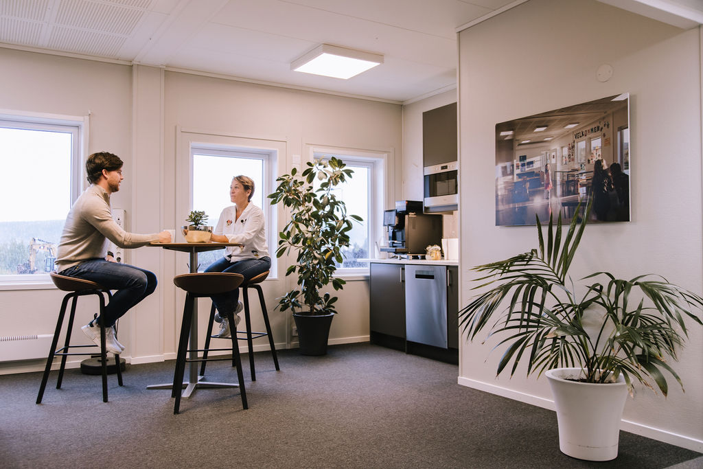 Lun og innbydende kantine i Expandias hovedkontor i K2000-moduler på Fiskum i Darbu
